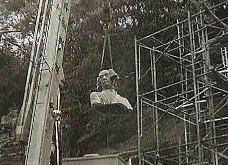 ���A���E�C���ׂ̈ɃN���[���Œ݂邳�ꂽ����